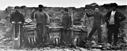Deicharbeiter mit Schubkarren im Grabungsgebäude vor Vester Vedsted im Jahr 1911.